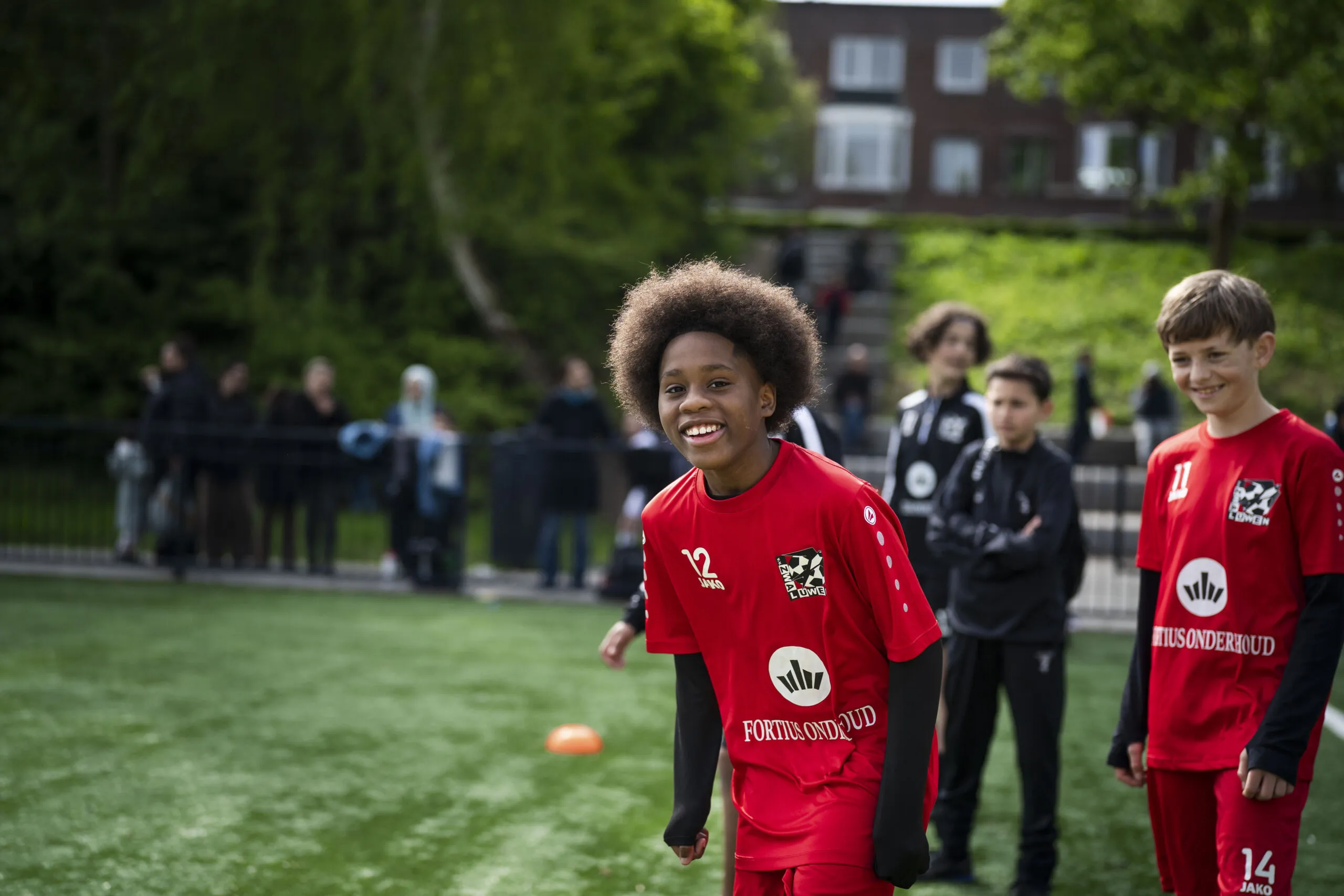 Jongens die voetballen