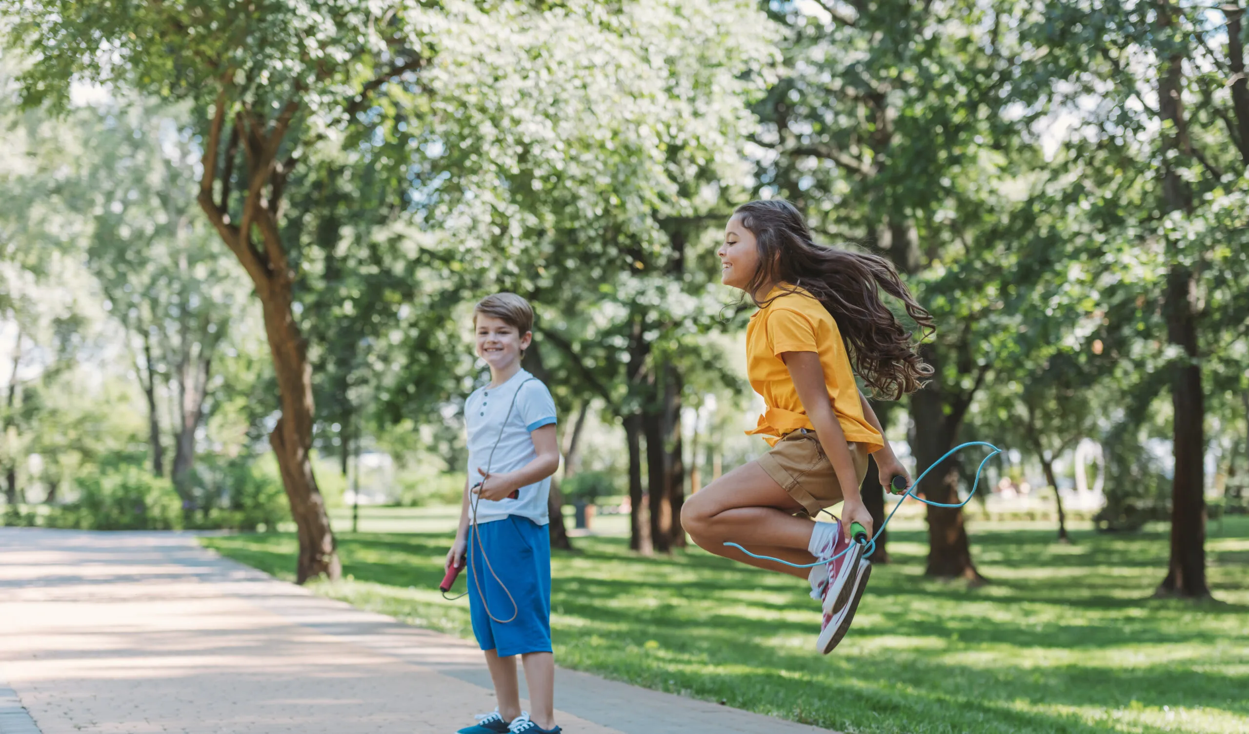 Kinderen die buitenspelen
