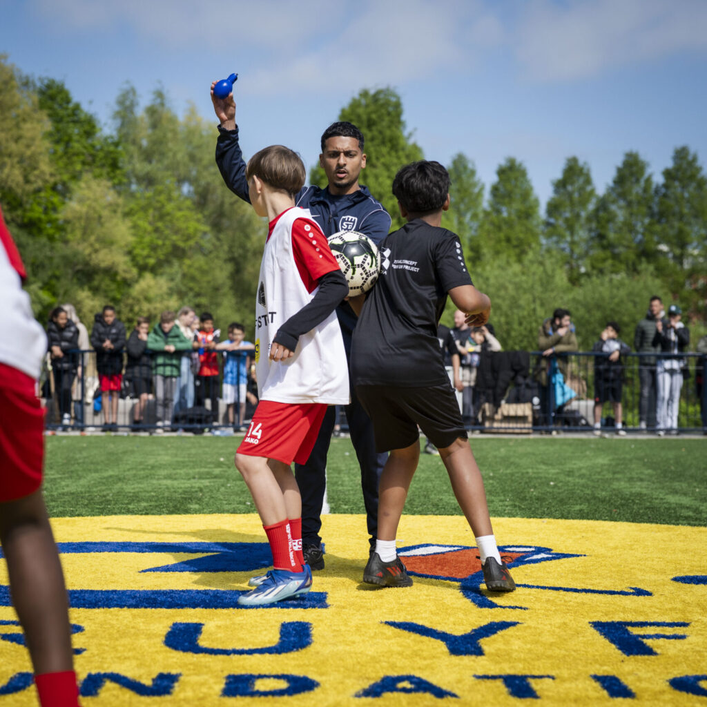 Sportleider die scheidsrechter is bij een voetbaltoernooi in Schiedam