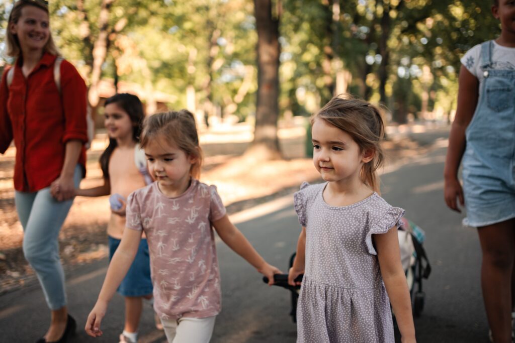 Kinderen die meedoen met de avondvierdaagse
